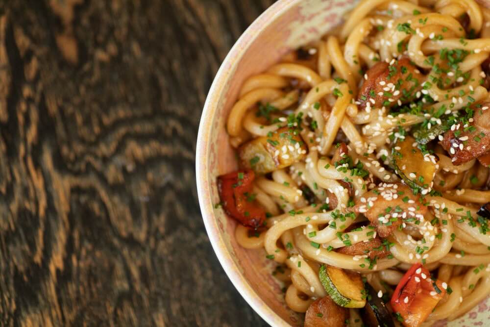 Cena chetogenica: zoodles pollo e pistacchio