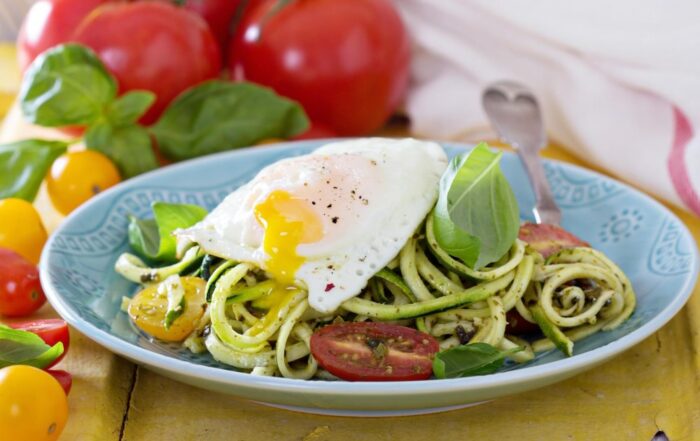 nido zucchine e uova al forno